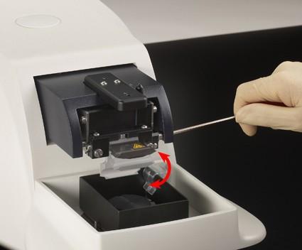 Il portalama può essere ruotato di 90° per consentire l’inserimento sicuro e accurato di un’intera lama da rasoio a doppio taglio, in zaffiro o injektor. L'angolo di spoglia è regolabile tra 15°, 18° e 21°. Il portalama è progettato per ridurre